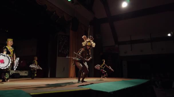 Παραδοσιακός Χορευτής Του Sarawak Cultural Village Χορεύει Τους Επισκέπτες Μετά — Αρχείο Βίντεο