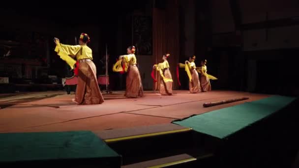 Den Traditionella Dansaren Sarawak Cultural Village Dansar Med Besökarna Efter — Stockvideo