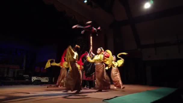 Bailarina Tradicional Sarawak Cultural Village Baila Con Los Visitantes Después — Vídeos de Stock