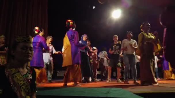 Traditionele Danser Van Sarawak Cultural Village Danst Met Bezoekers Afloop — Stockvideo