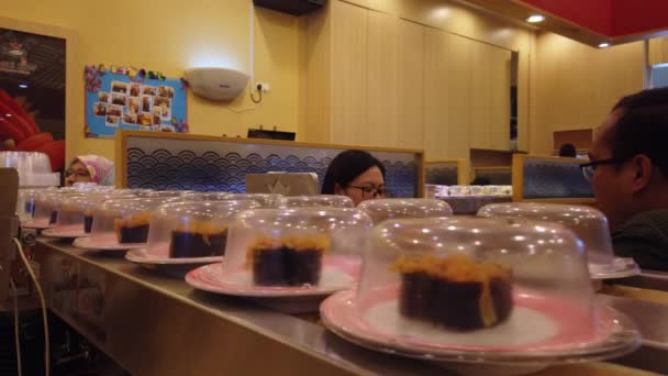 Variété Sushis Sur Bande Transporteuse Restaurant Sushi King Sushi King — Video