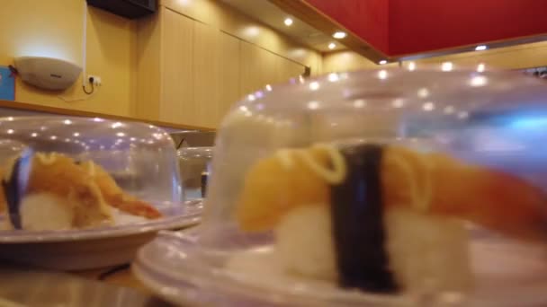 Variedad Sushis Cinta Transportadora Restaurante Sushi King Sushi King Cadena — Vídeo de stock