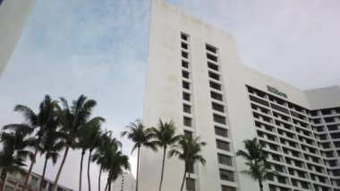 Hilton Hotel Kuching 'in sinematik çekimi. Hilton Kuching Jalan Main Bazaar 'da yer almaktadır ve Kuching' deki en büyük otellerden biridir.