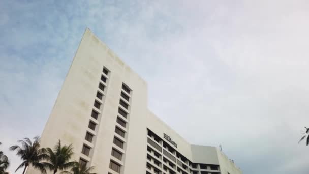 Cinematografische Opname Van Hilton Hotel Kuching Hilton Kuching Zijn Gelegen — Stockvideo