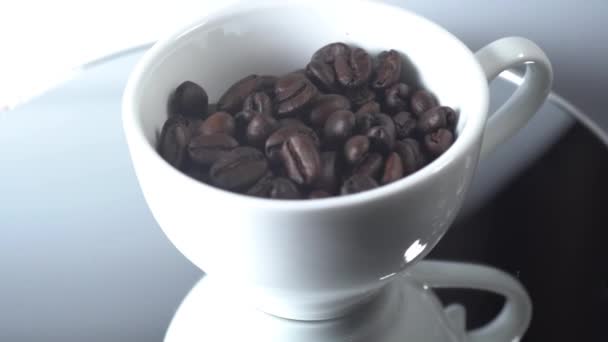 Stängd Bild Rostade Kaffebönor Roterande Display — Stockvideo