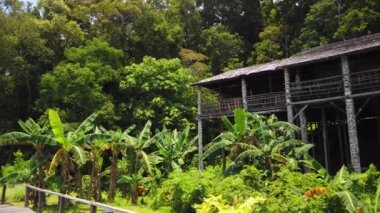 Ibanese Uzunevi 'nin ya da Sarawak Kültür Köyü' ndeki Rumah Panjang iban 'ın içi. Ibanlı insanlar geçmişte kelle avcısı olarak bilinirlerdi.