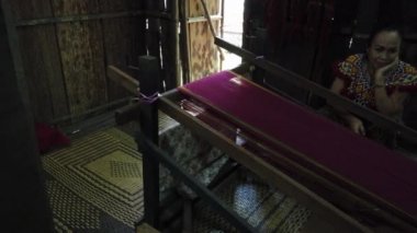 Ibanese Uzunevi 'nin ya da Sarawak Kültür Köyü' ndeki Rumah Panjang iban 'ın içi. Ibanlı insanlar geçmişte kelle avcısı olarak bilinirlerdi.