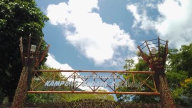 Sarawak Kültür Köyü girişinin sinematik görüntüleri, Kuching