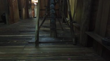 Ibanese Uzunevi 'nin ya da Sarawak Kültür Köyü' ndeki Rumah Panjang iban 'ın içi. Ibanlı insanlar geçmişte kelle avcısı olarak bilinirlerdi.