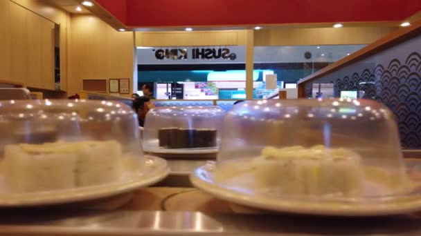 Różnorodność Sushi Przenośniku Taśmowym Restauracji Sushi King Sushi King Największa — Wideo stockowe