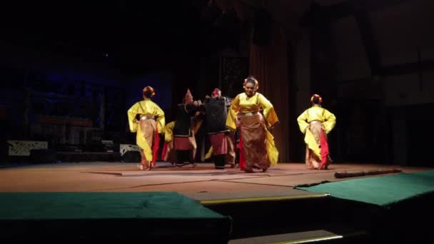 Penari Tradisional Desa Kebudayaan Sarawak Menari Dengan Para Pengunjung Setelah — Stok Video
