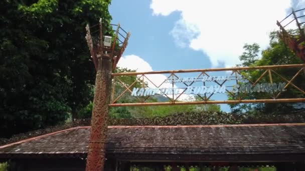Plano Cinematográfico Entrada Sarawak Cultural Village Kuching — Vídeo de stock