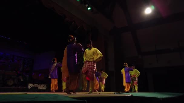 Dançarina Tradicional Sarawak Cultural Village Dança Com Visitantes Depois Que — Vídeo de Stock