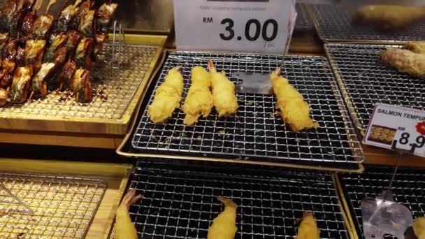 Filmisk Sluten Bild Japansk Street Food Tempura Krocket Fiskbollar Sushi — Stockvideo