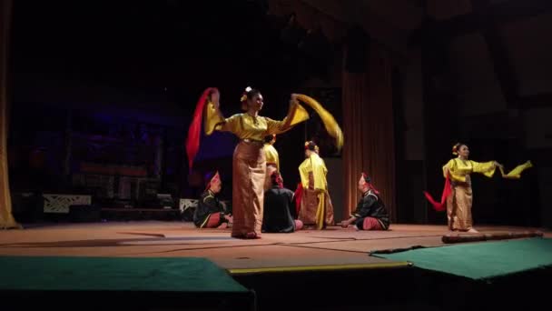 Sarawak Kültür Köyü Nün Geleneksel Dansçısı Gösteri Bittikten Sonra Ziyaretçilerle — Stok video