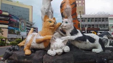 Jalan Padungan, Kuching 'deki Kedi Heykeli' nin sinematik çekimi. Kuching kedi şehri olarak bilinir çünkü bir sürü kedi var ve şehirde bir sürü kedi heykeli var.