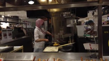 Japon sokak yiyeceklerinin sinematik kapalı çekimi: tempura, kroket, balık köftesi, suşi