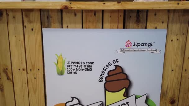 韓国発祥のアイスクリーム フランチャイズ Jipangi の映画撮影 ジパンギと呼ばれる韓国の伝統的なコーンスナックである杖に盛り付けられたアイスクリームです — ストック動画
