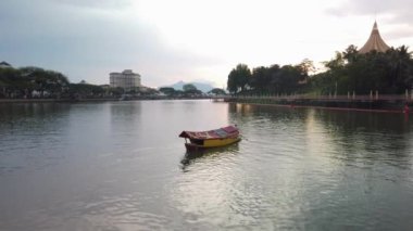 Kuching Rıhtımı 'ndaki Sarawak Nehri' nden yolcu taşıyan teknelerin sinematik görüntüleri.. 