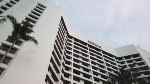 Fotografia Cinematográfica Hilton Hotel Kuching Hilton Kuching Está Localizado Jalan — Vídeo de Stock