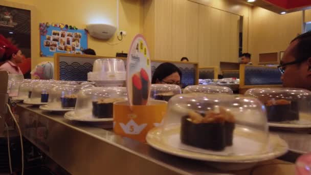 Variedad Sushis Cinta Transportadora Restaurante Sushi King Sushi King Cadena — Vídeos de Stock