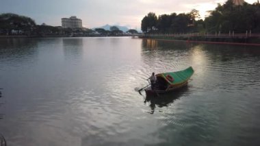 Kuching Rıhtımı 'ndaki Sarawak Nehri' nden yolcu taşıyan teknelerin sinematik görüntüleri.. 