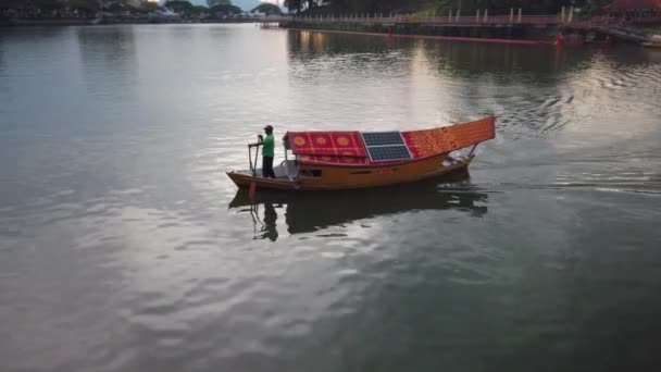 水边沙捞越河乘客船的摄制照片 — 图库视频影像