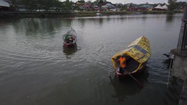 Ripresa Cinematografica Barche Che Trasportano Passeggeri Attraverso Fiume Sarawak Kuching — Video Stock