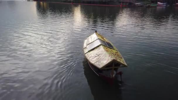 Tiro Cinematográfico Barcos Que Transportam Passageiros Através Rio Sarawak Kuching — Vídeo de Stock