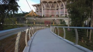 Darul Hana Köprüsü 'nün sinematik çekimi. Bu harika mimar Kuching limanında bir dönüm noktasıdır.