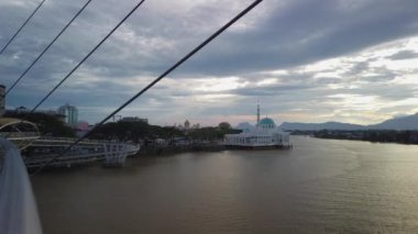 Darul Hana Köprüsü 'nün sinematik çekimi. Bu harika mimar Kuching limanında bir dönüm noktasıdır.