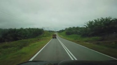 Yağmurlu bir günde, Kuching 'den Lundu' ya kadar Sarawak kırsalından geçen bir arabanın içindeki manzara.