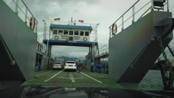 Los Coches Que Abordan Ferry Para Cruzar Río Sarawak Matang — Vídeo de stock