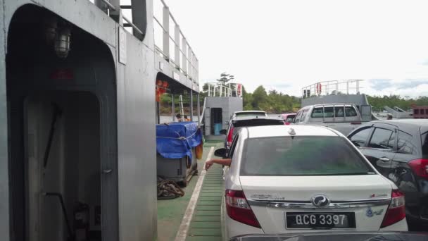 Bilar Som Går Ombord Färja För Att Korsa Sarawak Floden — Stockvideo