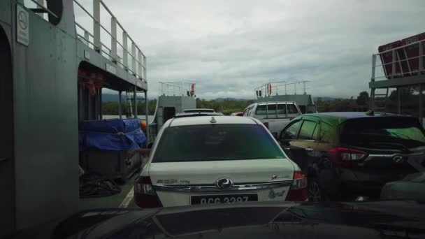 Huurauto Aan Boord Van Een Veerboot Naar Sarawak Rivier Steken — Stockvideo