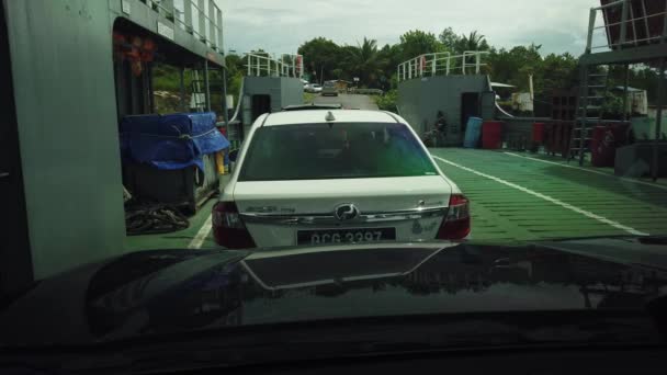 Auto Bordo Traghetto Attraversare Fiume Sarawak Matang Sampadi Sarawak — Video Stock