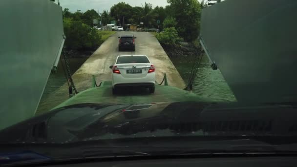 Huurauto Aan Boord Van Een Veerboot Naar Sarawak Rivier Steken — Stockvideo