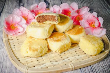 Bakpia Pathok genellikle fasulye ile doldurulmuş küçük, yuvarlak şekilli Endonezya tatlıları (bakpia), ancak son zamanlarda başka dolgulara da geldi