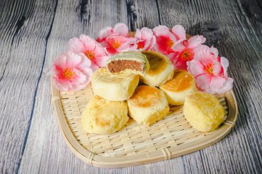 Bakpia Pathok genellikle fasulye ile doldurulmuş küçük, yuvarlak şekilli Endonezya tatlıları (bakpia), ancak son zamanlarda başka dolgulara da geldi