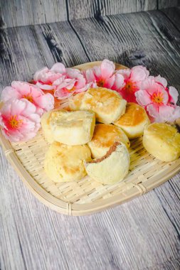 Bakpia Pathok genellikle fasulye ile doldurulmuş küçük, yuvarlak şekilli Endonezya tatlıları (bakpia), ancak son zamanlarda başka dolgulara da geldi