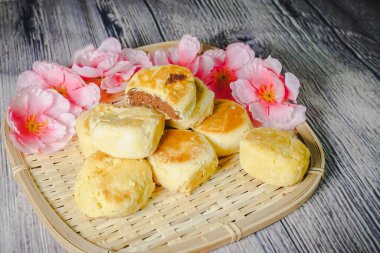 Bakpia Pathok genellikle fasulye ile doldurulmuş küçük, yuvarlak şekilli Endonezya tatlıları (bakpia), ancak son zamanlarda başka dolgulara da geldi