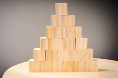 Gri arkaplandaki desteler halinde ahşap bloklar düzenlendi