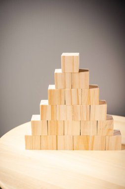 Gri arkaplandaki desteler halinde ahşap bloklar düzenlendi