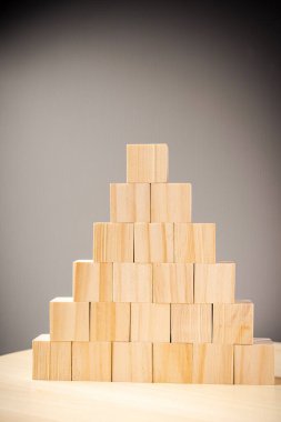 Gri arkaplandaki desteler halinde ahşap bloklar düzenlendi