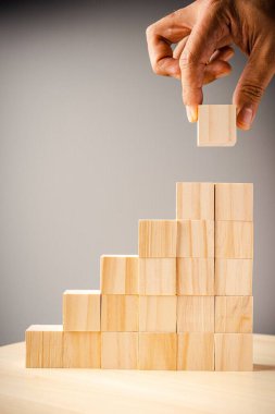 Gri arkaplandaki desteler halinde ahşap bloklar düzenlendi