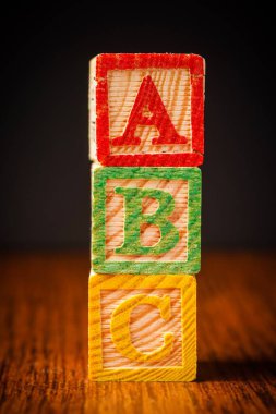 ABC blokları istiflenmiş, eğitim ve çocuk geçmişi