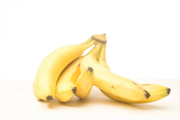 Жовтий Свіжий Банан Ізольований Від Білого Вибіркове Фокусування — стокове фото