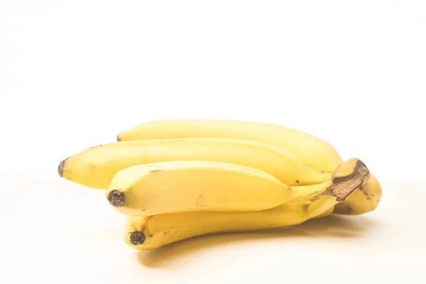 Жовтий Свіжий Банан Ізольований Від Білого Вибіркове Фокусування — стокове фото