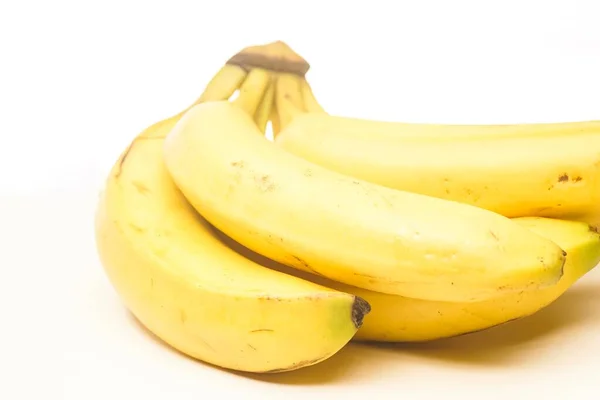 黄色新鲜香蕉 与白色 有选择的重点隔离 — 图库照片