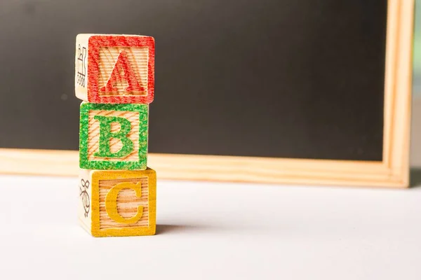 Bloques Abc Dispuestos Pila Educación Antecedentes Los Niños —  Fotos de Stock